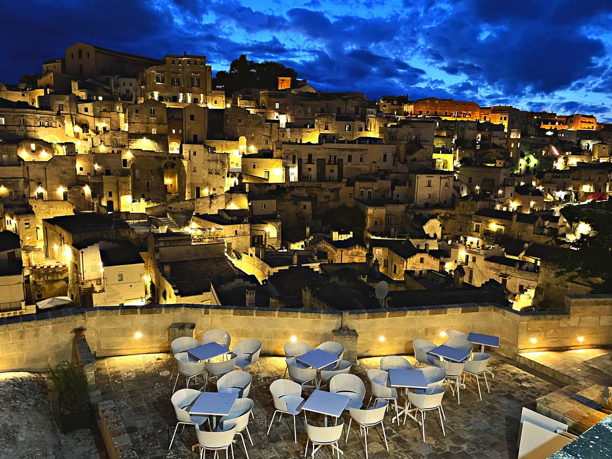 La terrazza panoramica di Giardini di Luce all'ora blu, con vista sui Sassi di Matera illuminati