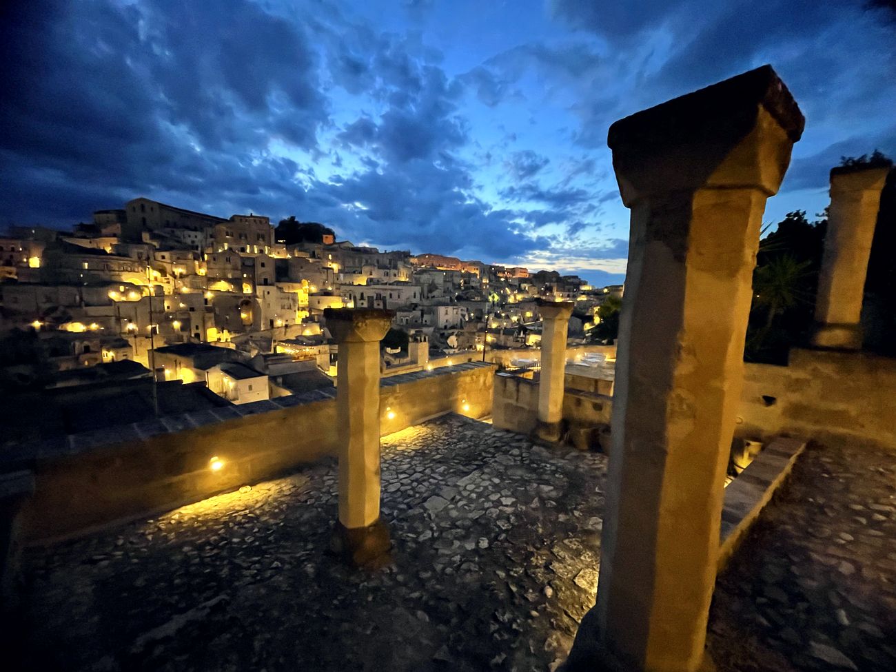 Colonne in pietra della terrazza all'ora blu, vista sui Sassi