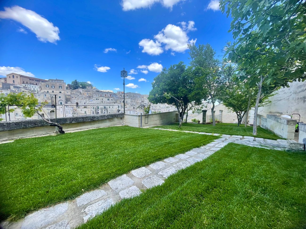 Il giardino di Giardini di Luce in una giornata di sole