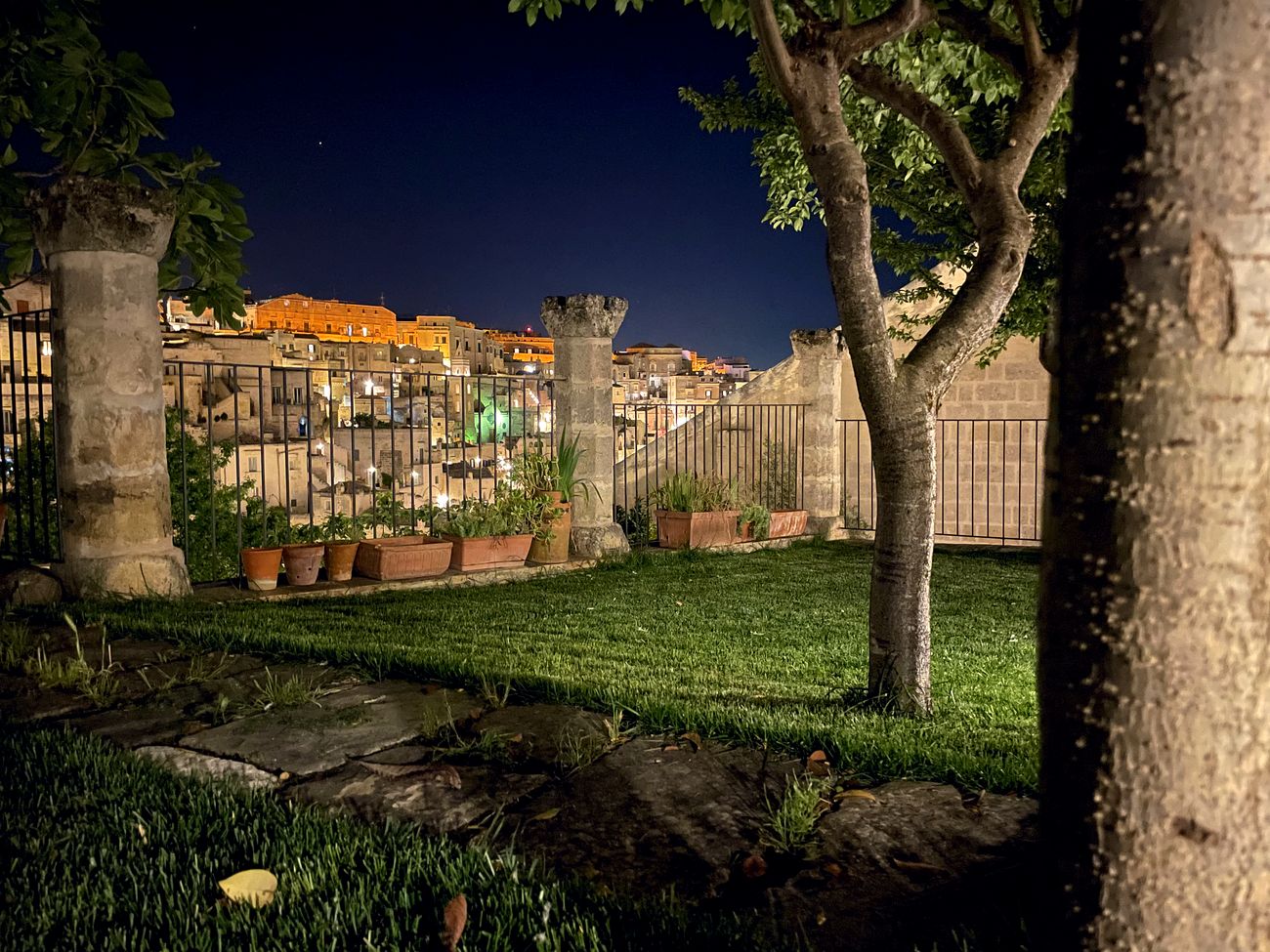 Il giardino di notte tra gli alberi, vista sui Sassi illuminati