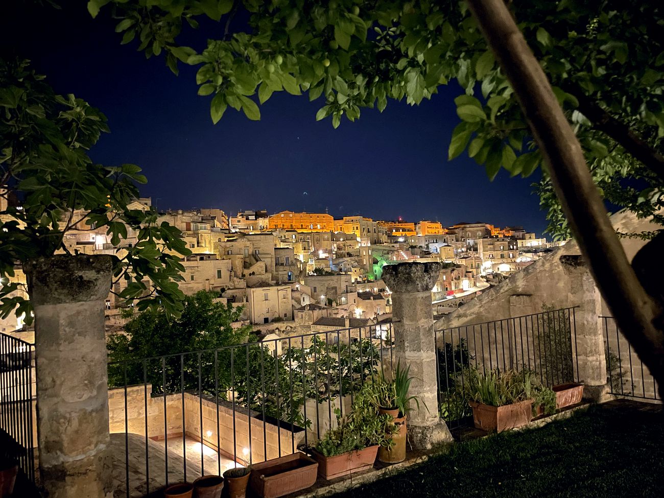 I Sassi di Matera incorniciati dai rami degli alberi del giardino