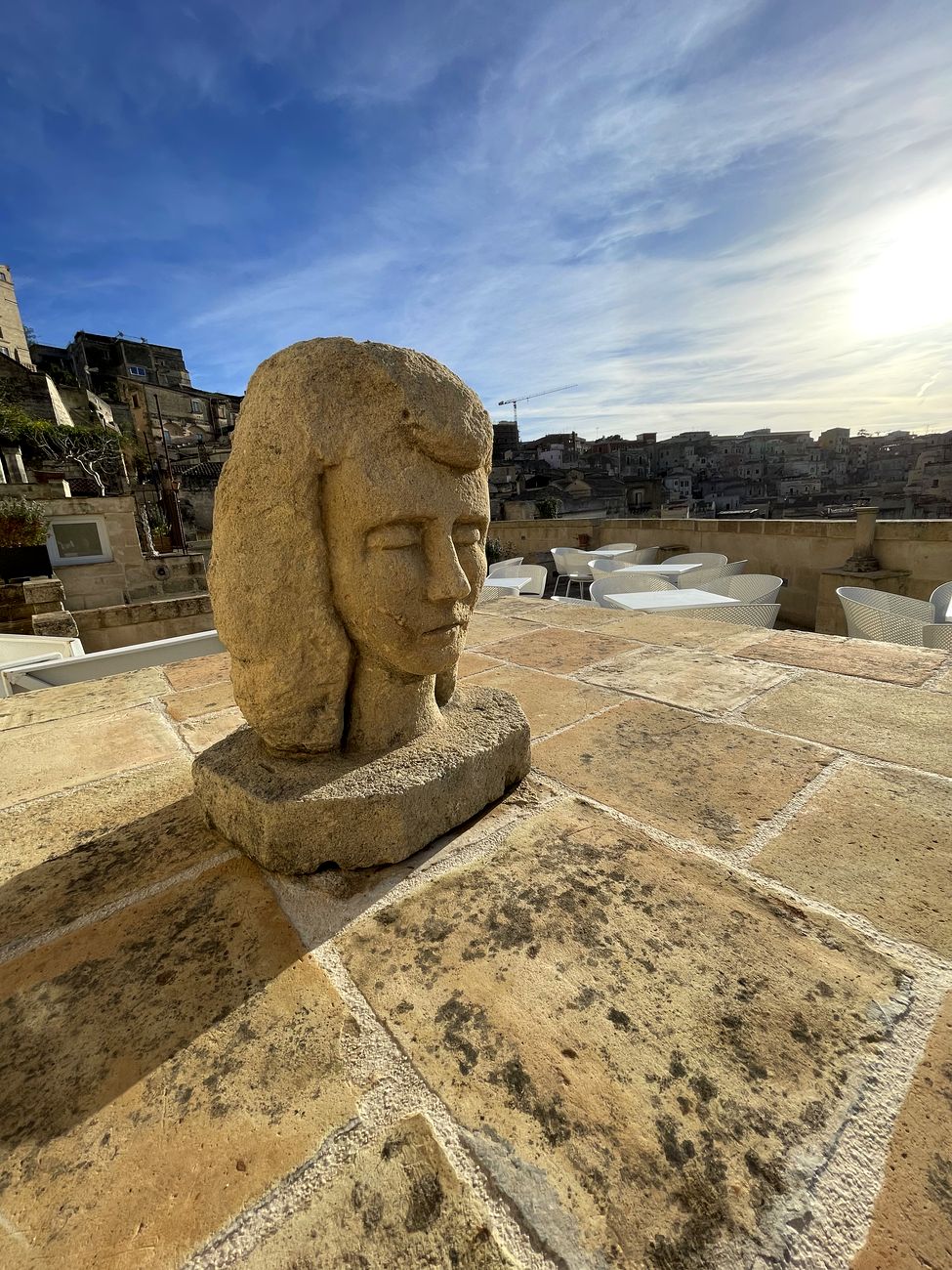 Dettaglio di una scultura in pietra sulla terrazza panoramica