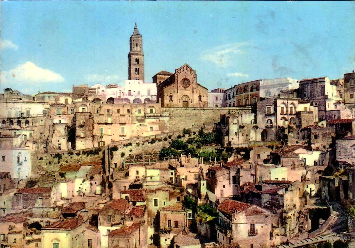 Cartolina storica del Rione Vetera con la Cattedrale di Matera e la fascia verde del giardino, oggi Giardini di Luce